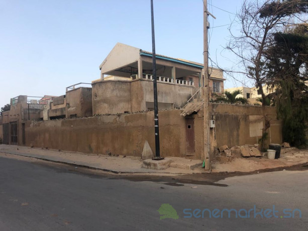 vends-tres-grande-villa-angle-de-324-mettre-carre-bati-sur-400-mettre-carre-espace-famille-cour-avant-et-autour-big-0
