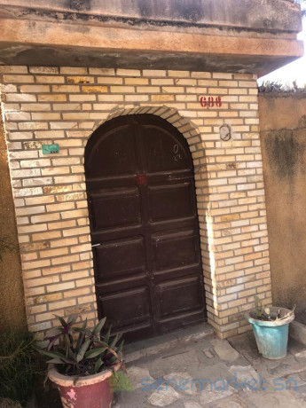 vends-tres-grande-villa-angle-de-324-mettre-carre-bati-sur-400-mettre-carre-espace-famille-cour-avant-et-autour-big-2