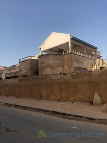 vends-tres-grande-villa-angle-de-324-mettre-carre-bati-sur-400-mettre-carre-espace-famille-cour-avant-et-autour-big-1
