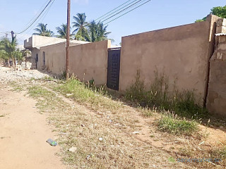 AV terrain cloturé 300 m² Mbour Quartier résidentiel à 250 m de la plage