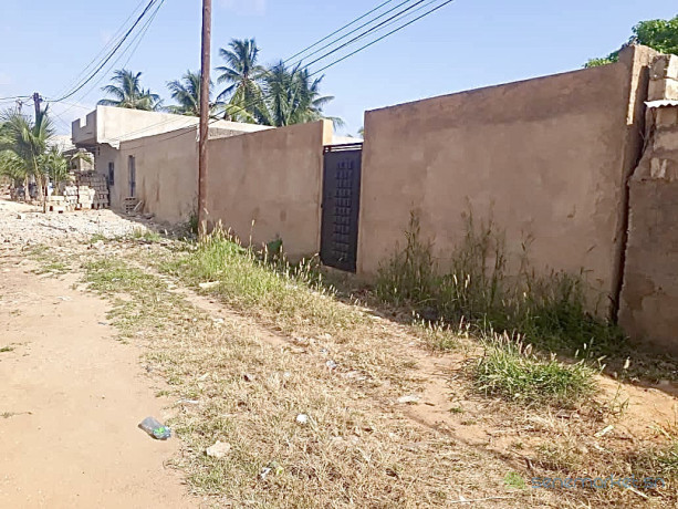 av-terrain-cloture-300-m2-mbour-quartier-residentiel-a-250-m-de-la-plage-big-0