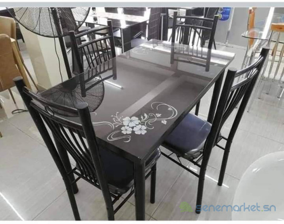 tables-a-manger-4-places-en-promo-octobre-rose16-big-1