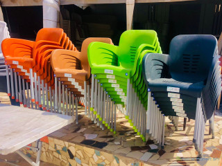 Promo Chaise en plastique et table pour restaurant et autre