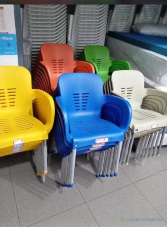 chaise-plastique-avec-pieds-en-fer-inoxydable-big-0