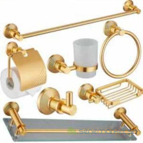 accessoires-de-douche-pour-une-salle-de-bain-elegante-big-2