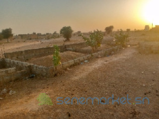 Terrain avec fondation étage situé à Touba Boborel à vendre.