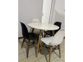 Table à manger + 4 chaises