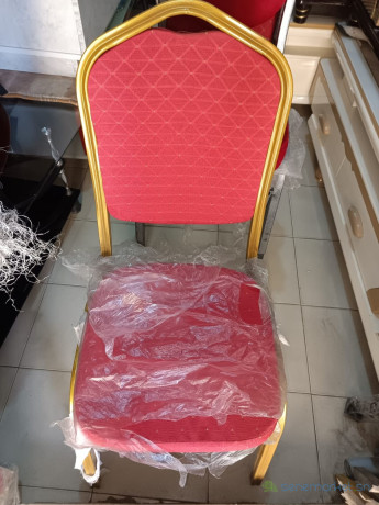 chaises-plastique-sans-manche-napoleons-et-vip-rouge-big-0
