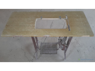 Table pour machine à coudre à pédale