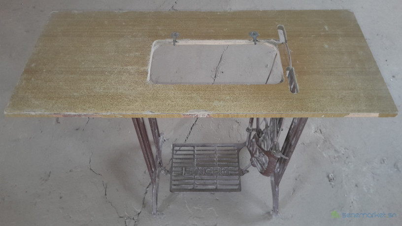 table-pour-machine-a-coudre-a-pedale-big-0