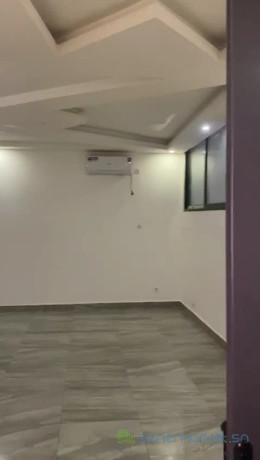 tres-grand-studio-au-1er-etage-entierement-climatise-a-la-cite-mbackiyou-faye-big-0