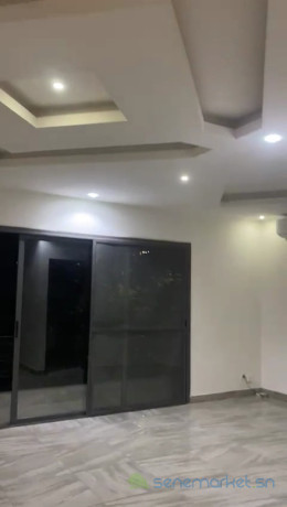 tres-grand-studio-au-1er-etage-entierement-climatise-a-la-cite-mbackiyou-faye-big-2