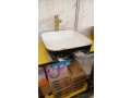 vasque-noir-avec-design-et-un-robinet-mitigeur-dore-small-0