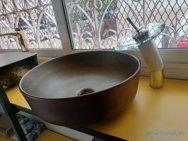vasque-marron-avec-un-robinet-mitigeur-en-verre-big-0
