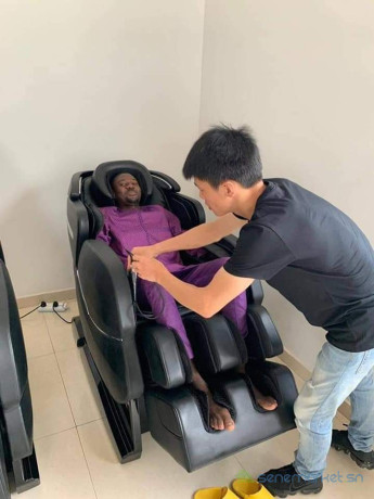 seance-de-massage-au-fauteuil-electrique-big-1