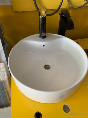 vasque-avec-un-robinet-mitigeur-noir-dore-pm-big-0