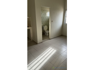 Chambre + SDB + cuisine américaine à louer à yoff route ecobank