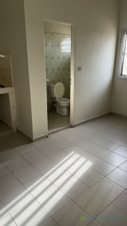 chambre-sdb-cuisine-americaine-a-louer-a-yoff-route-ecobank-big-0