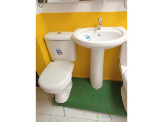 Chaise anglaise avec un lavabo astel