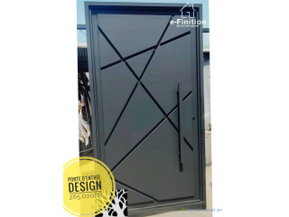 Porte noire d'entrée