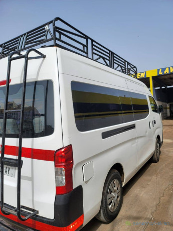 location-de-mini-bus-nissan-12-places-big-3