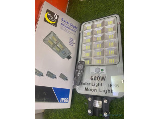 LAMPADAIRES ET PROJECTEURS SOLAIRES