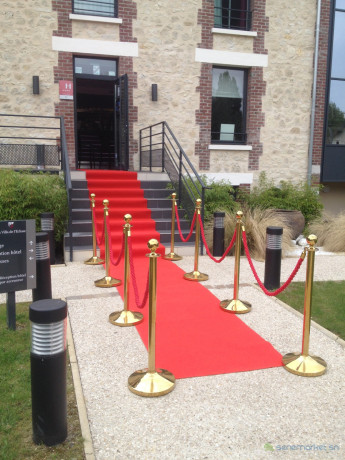location-de-tapis-rouge-et-potelets-big-0