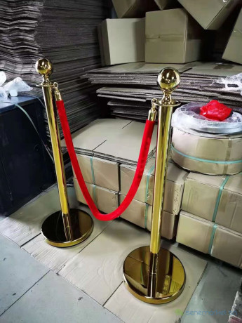 location-de-tapis-rouge-et-potelets-big-2