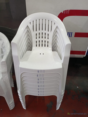 vente-de-chaises-napoleons-plastiques-sans-avec-manches-et-vip-rouges-big-3