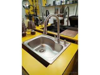 1 bac simple chromé avec un robinet mitigeur extractible gris PM et un distributeur de savon