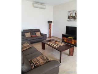 Vends pour cause depart : salon cuir 3+2 de marque Natuzzi Editions, table et meuble tele en assemblage de bois precieux.