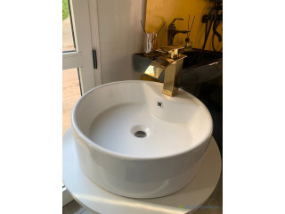 Promotion vasque blanc avec un robinet mitigeur ARC doré