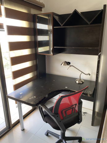 table-de-travail-enfant-et-un-fauteuil-de-bureau-big-0