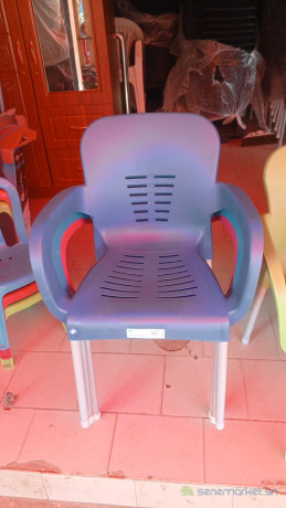 chaise-de-couleur-en-plastique-avec-pieds-inoxydable-big-0