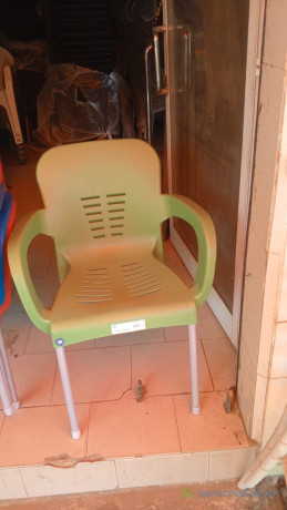 chaise-de-couleur-en-plastique-avec-pieds-inoxydable-big-1