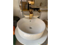vasque-blanc-avec-un-robinet-mitigeur-arc-dore-small-0
