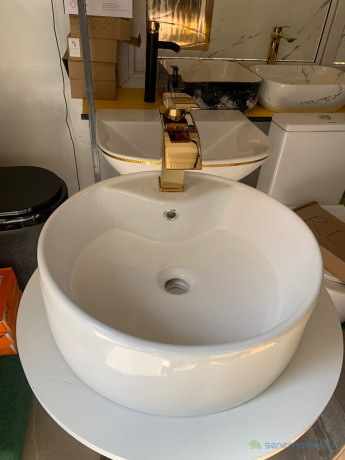 vasque-blanc-avec-un-robinet-mitigeur-arc-dore-big-0