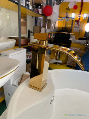 vasque-blanc-avec-un-robinet-mitigeur-arc-dore-big-1