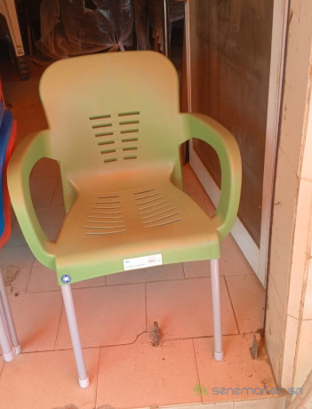chaise-plastique-original-de-couleur-big-2
