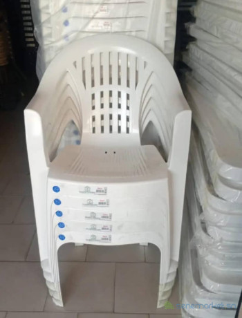 chaises-plastiques-originales-avec-manches-stock-limite-big-0