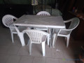 chaise-plastique-avec-manche-et-table-plastique-small-0