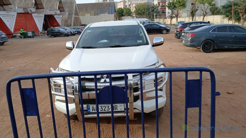 location-de-mitsubishi-l200-longue-duree-big-2
