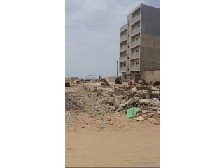 Terrain angle à vendre pieds dans l'eau, 214m² bail individuel à la plage de Diamalaye Yoff
