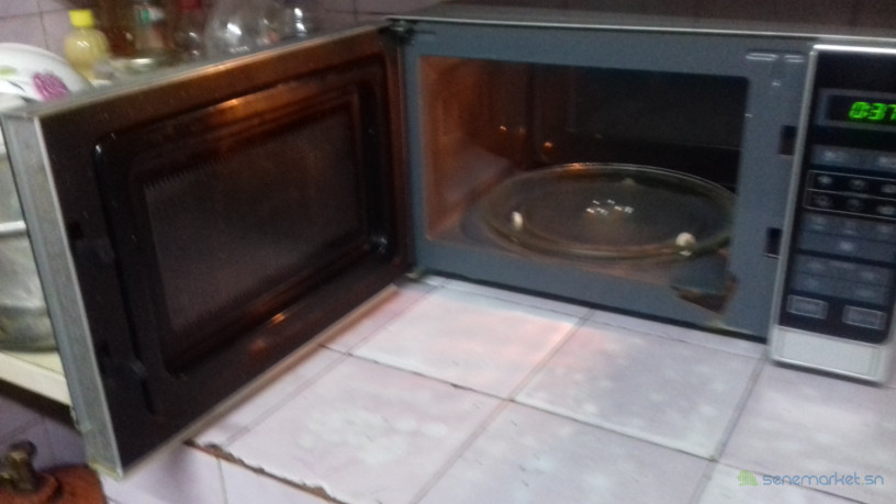 micro-ondes-sharp-900wh-big-1