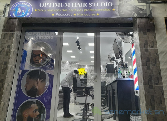 barbier-professionnel-avec-des-annees-dexperience-big-0