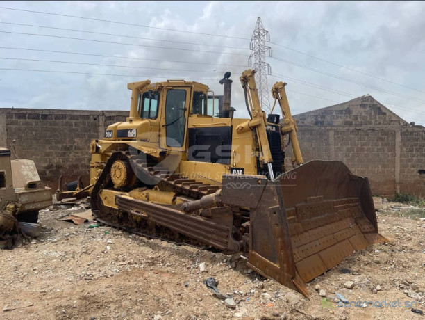 location-dun-bulldozer-pour-des-gros-oeuvres-et-travaux-big-0