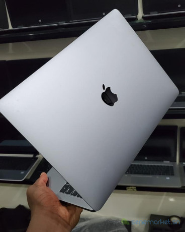 macbook-pro-2019-touch-bar-big-1