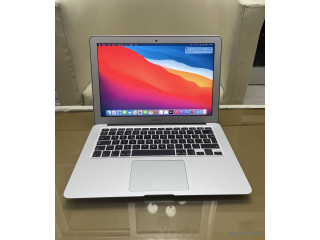 MacBook Air 2017 core i5.
