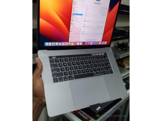 MacBook Pro rétina 2017 Touch Bar avec double carte graphique.