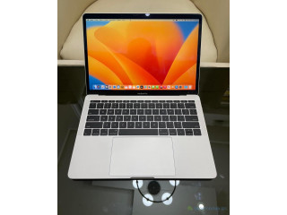 MacBook Pro rétina 2017 Core i5, 13.3 pouces.